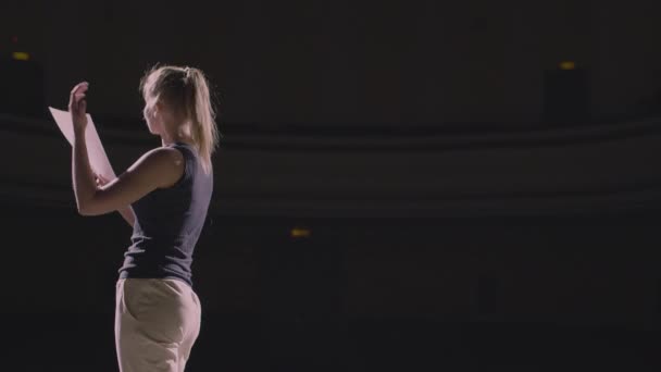 Flicka ensam promenader på scenen och göra repetition — Stockvideo
