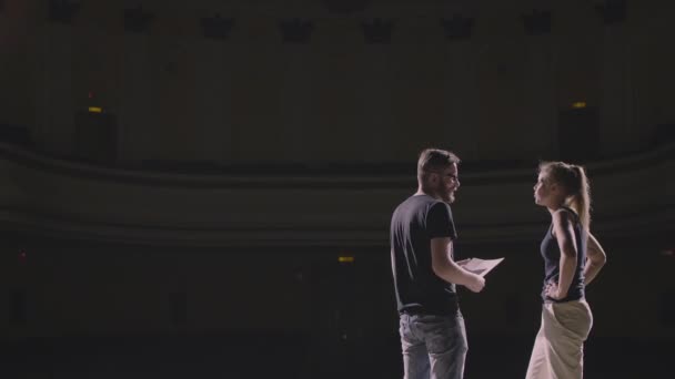 Man en volwassen meisje op het podium op de repetitie — Stockvideo