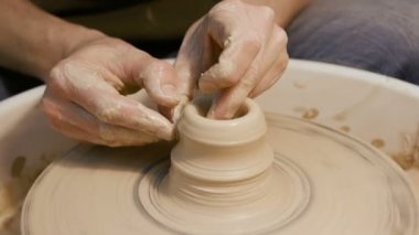 Kil ware potters tekerlek üzerinde yapma eller mans
