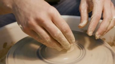 Kil ware potters tekerlek üzerinde yapma eller mans