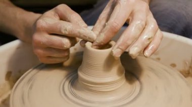 Adam bir potters tekerlek yalnızca el ile çalışır