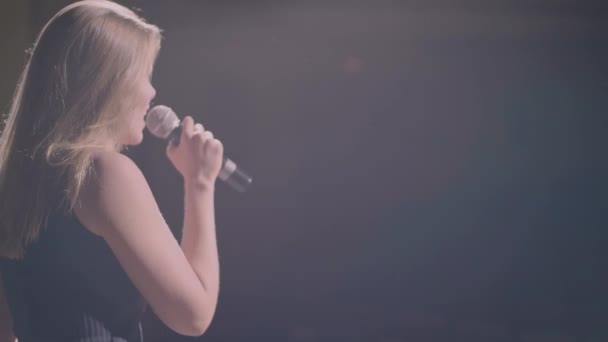 Woman talking at microphone standing on the stage — Stock Video