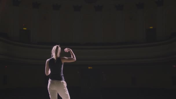 Menina sozinha andando no palco e ensaiar — Vídeo de Stock