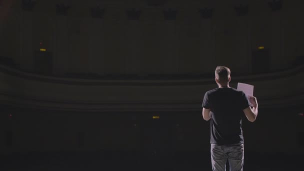 Hombre comunicándose con el público desde la escena en el foro — Vídeo de stock