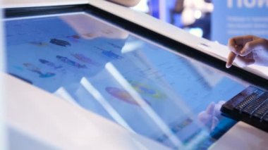 Ekran parmak tarafından dokunmadan kadar dokunmatik ekran monitör yakın kullanan kişi