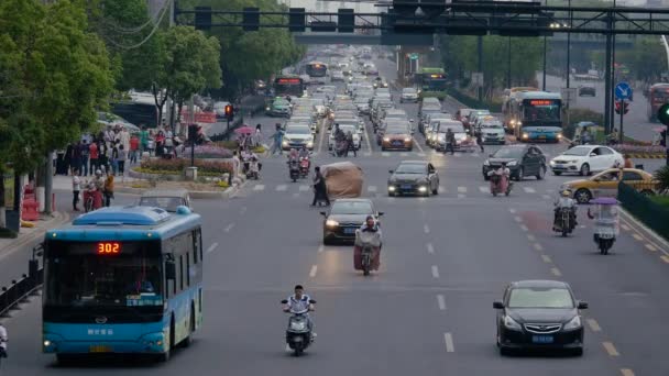 Folkmassan road med transport och fotgängare i Kina — Stockvideo