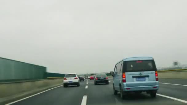 Vehículos que se mueven en la concurrida carretera de la ciudad timelapse — Vídeos de Stock