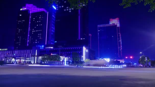 Città di notte in illuminazione e traffico su strada — Video Stock