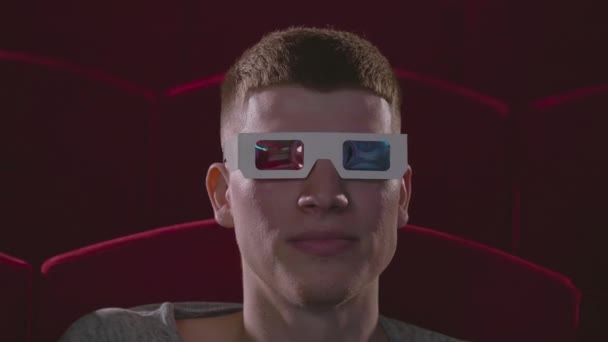 Człowiek w okularach 3d, jedzenie popcorn autoryzacje kino — Wideo stockowe