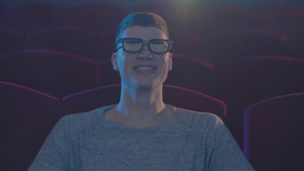 Hombre en gafas 3d viendo película divertida en el cine — Vídeos de Stock