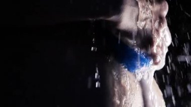 Duş ve yıkama cesedini slowmotion götüren kadın