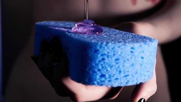 Mujer sosteniendo esponja y vertiendo gel de ducha slow — Vídeos de Stock