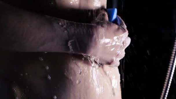Молодая женщина принимает теплый душ с губкой в пене — стоковое видео