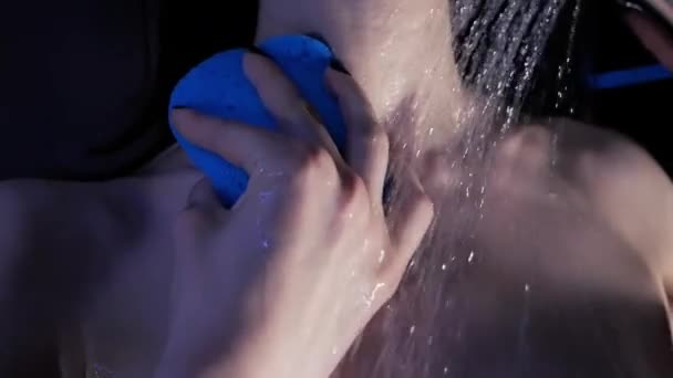 Frauenkörper in Wassertropfen mit Schwamm in der Dusche — Stockvideo