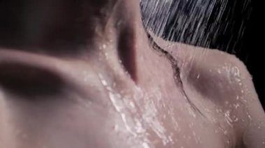 Su altında ayakta duş alıyor kadın