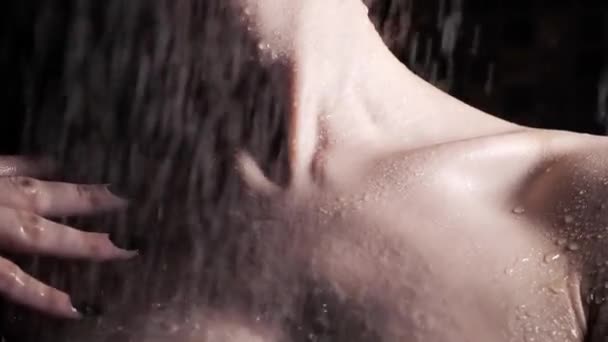 Mujer tocando cuerpo bajo las gotas de agua slow — Vídeos de Stock