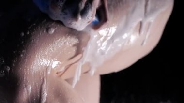 Çekici kadın elinde tutan sünger duş ve bacaklar slowmotion köpük banyosu oda içinde sıkmak. Köpük closeup ayaklarda. Spa gün evde, meşgul işten sonra ferahlatıcı. Yaşam tarzı ve gündelik temizlik