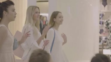 Dostluk ve alışveriş. Yürüyen ve konuşan kadın