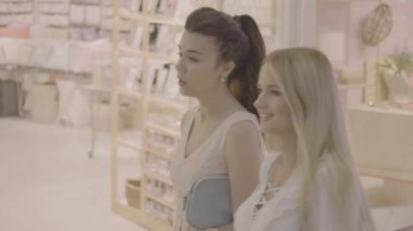 İki güzel bayan arkadaşlar alışverişin tadını çıkarın
