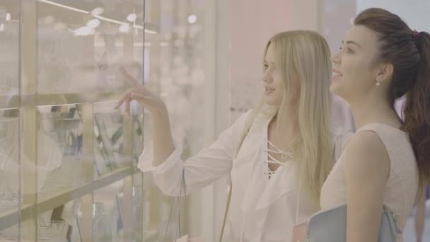 Duas Mulheres Atraentes Escolhendo Coisas Para Casa Olhando Para Vitrine — Vídeo de Stock