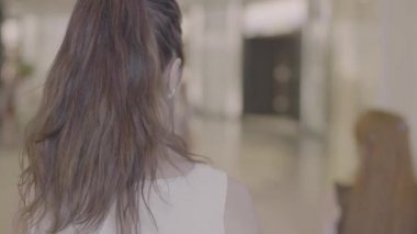 Esmer saçlı kadın geri görünüm