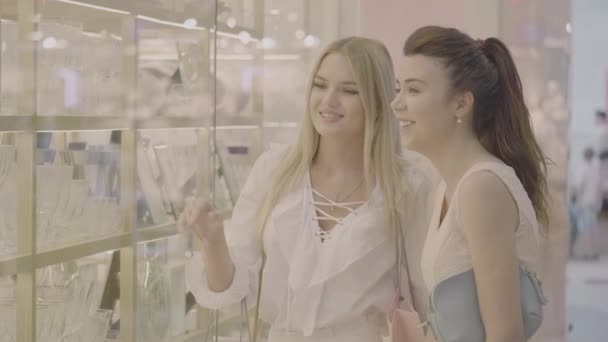 Due donne a shopping scelgono qualcosa in negozio — Video Stock