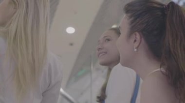 Alışveriş alışveriş merkezinde yürüyen kız güler