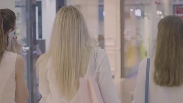 Вид на молодых женщин, идущих по торговому центру — стоковое видео