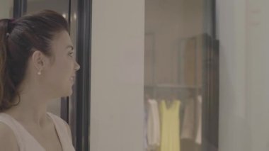 Dükkanı vitrin seyir için yetişkin kız Giydir