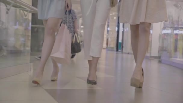 Fashion womens legs slow motion in shopping center — Stock Video