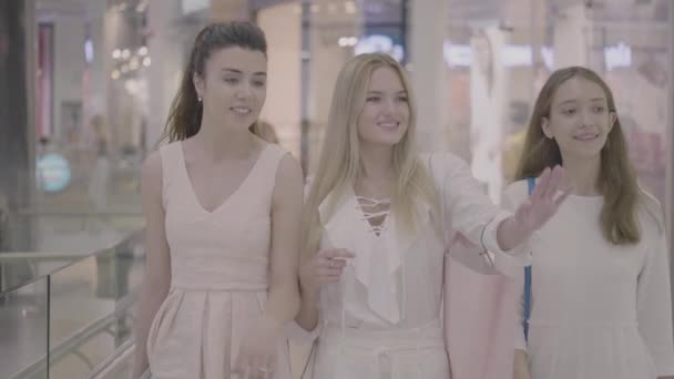 Bonnes jeunes filles amis marchant dans le centre commercial — Video