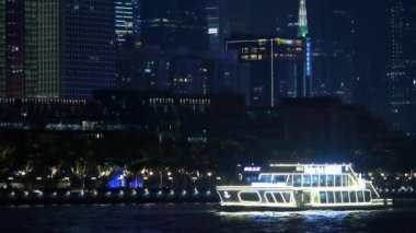 Gece şehir ve sahil gemi aydınlatma ile