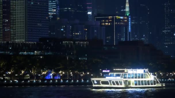 Cidade noturna e litoral com navio em iluminação — Vídeo de Stock