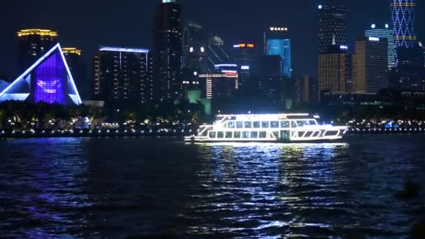 Kryssningsfartyg som flyttar på havet i moderna downtown — Stockvideo