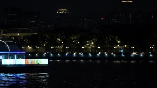 Vida nocturna en la ciudad moderna vista al mar con barcos — Vídeos de Stock