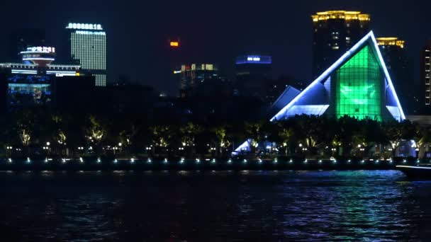 Città di notte e mare con nave in illuminazione — Video Stock