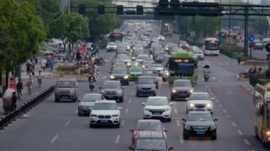 Metropolis merkezi kalabalık Caddesi üzerinde trafik