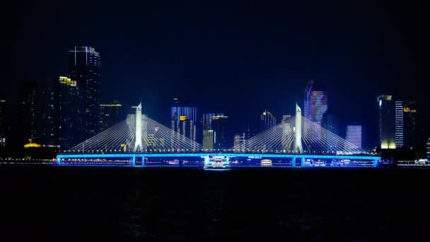 Ночная городская набережная с лодками — стоковое видео