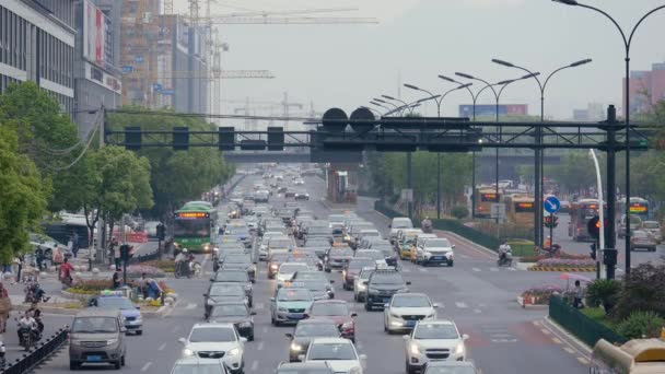 Dzienny ruch w centrum metropolii w Chinach — Wideo stockowe