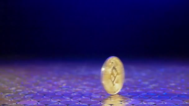 BTC bitcoin crypto waarde geldsymbool zijn spinnen — Stockvideo
