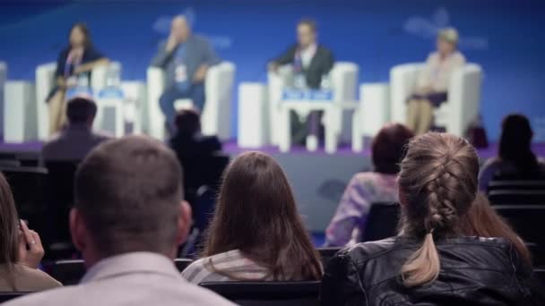 Público escucha discusión política sobre sala de eventos — Vídeos de Stock