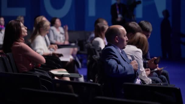Publikum sedadlo na konferenci vzdělání podnikání — Stock video
