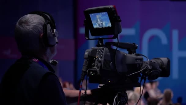 Відеооператор працює над політичних прес-конференції — стокове відео