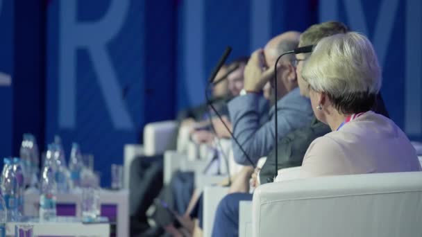 Medya için basın toplantısında siyasi tartışma — Stok video