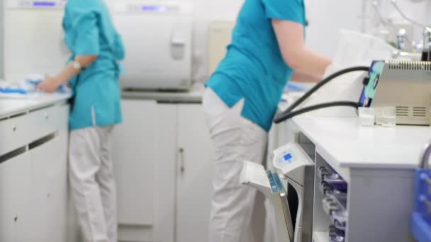 Медсестры готовят медицинское оборудование в лаборатории — стоковое видео