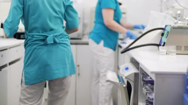 Duas enfermeiras limpando suprimentos em laboratório — Vídeo de Stock