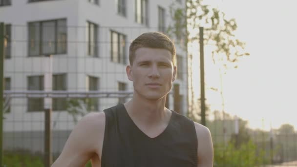 Щасливий спортсмен, що стоїть на міській ігровій зоні — стокове відео