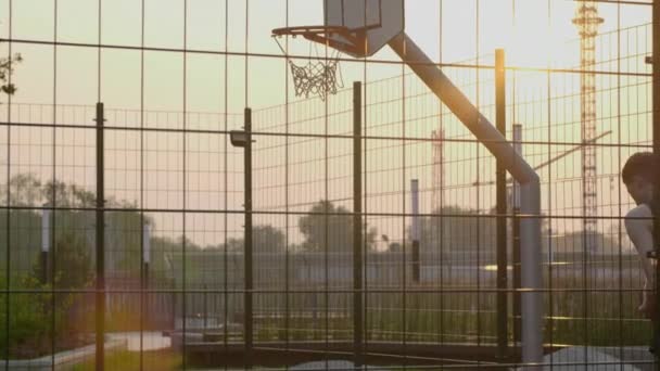 Basquetebol prática única no parque infantil urbano — Vídeo de Stock