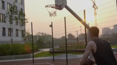 Adam bir hedef kentsel sarayda basketbol oynarken puan edinildi