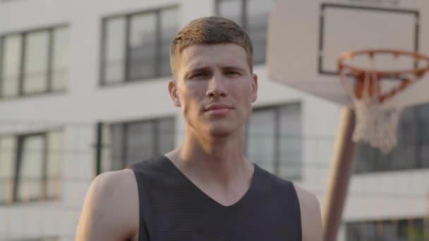 Portret van het gezicht zijn lachende straat basketballer — Stockvideo